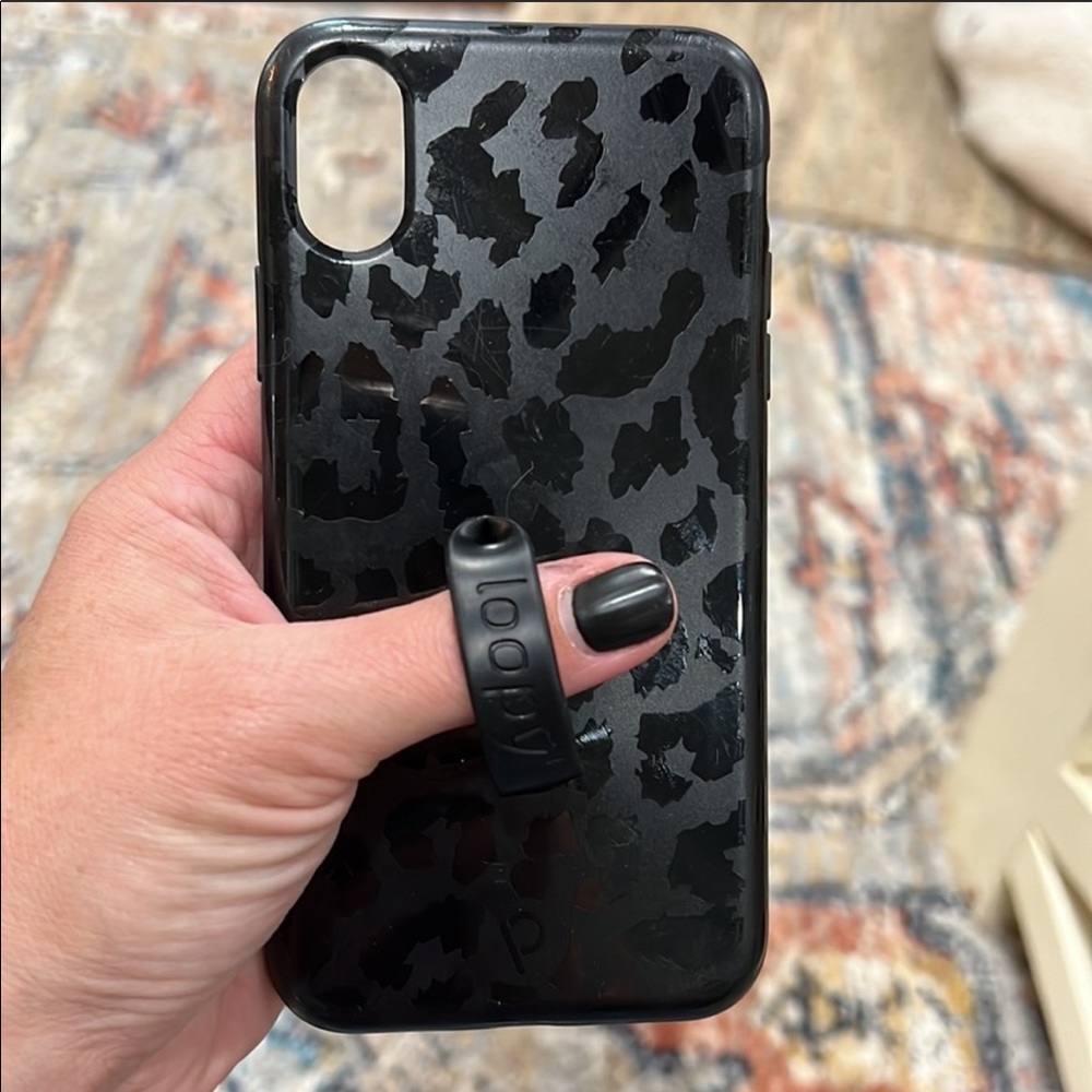 Black loopy Xs